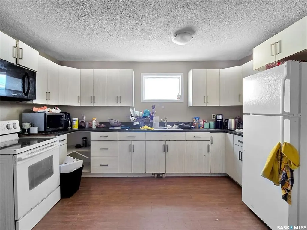 312 E Avenue S Saskatoon SK S7M 1S1