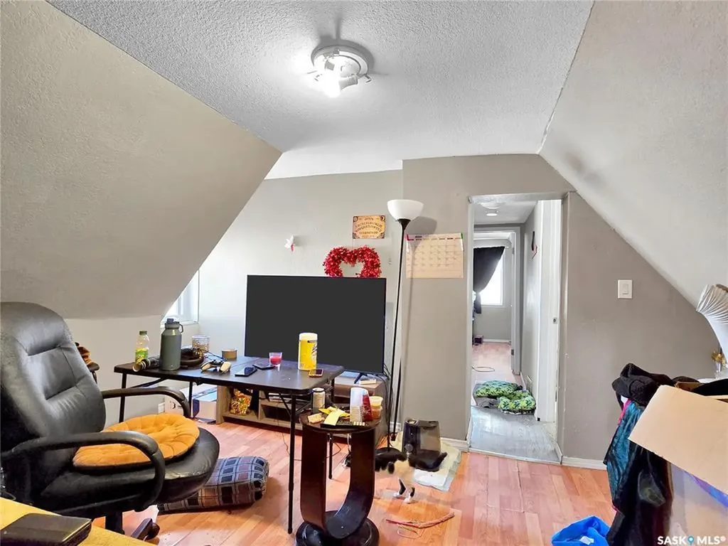 312 E Avenue S Saskatoon SK S7M 1S1