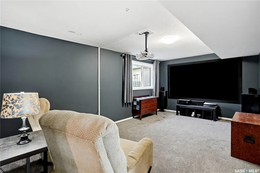 1423 Fleet Street Regina SK S4N 5R6