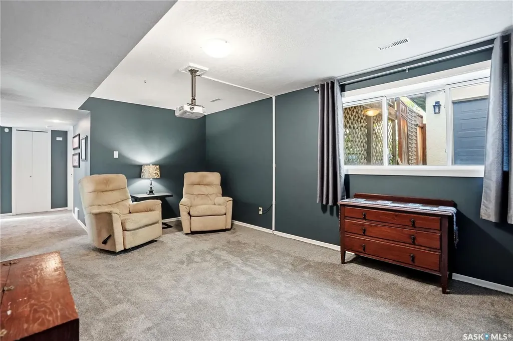 1423 Fleet Street Regina SK S4N 5R6