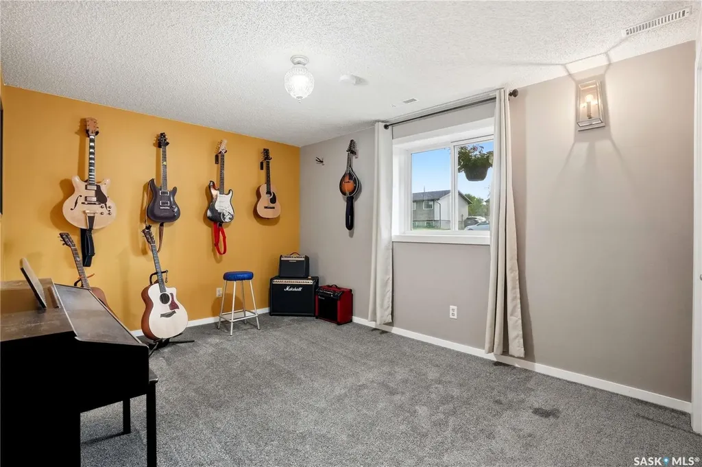 1423 Fleet Street Regina SK S4N 5R6