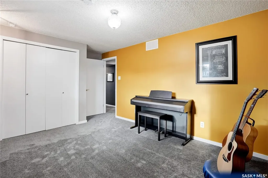 1423 Fleet Street Regina SK S4N 5R6