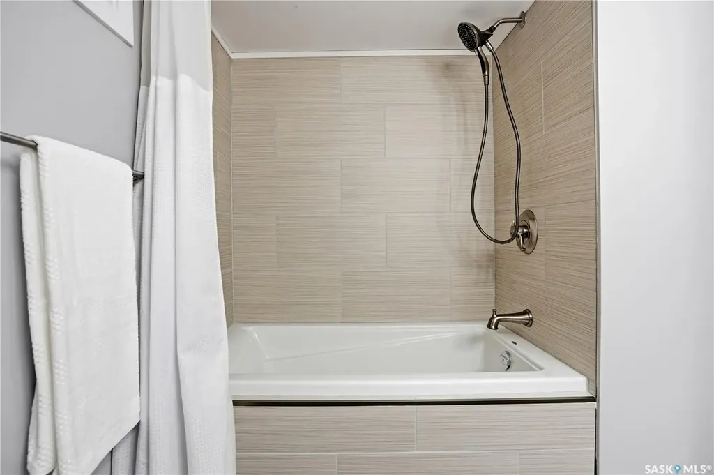 1423 Fleet Street Regina SK S4N 5R6