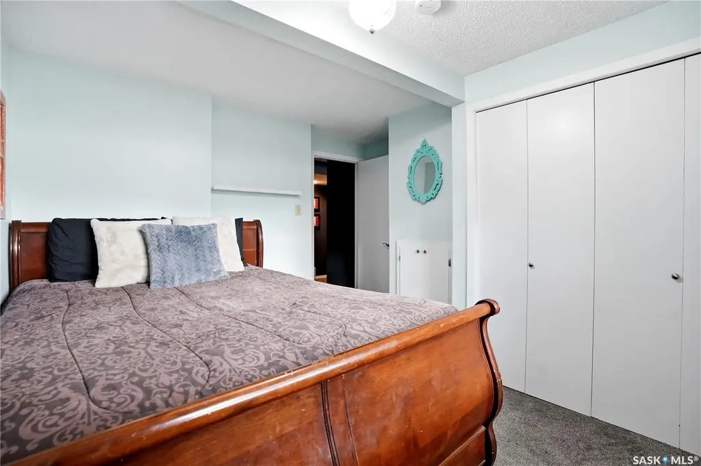 1423 Fleet Street Regina SK S4N 5R6