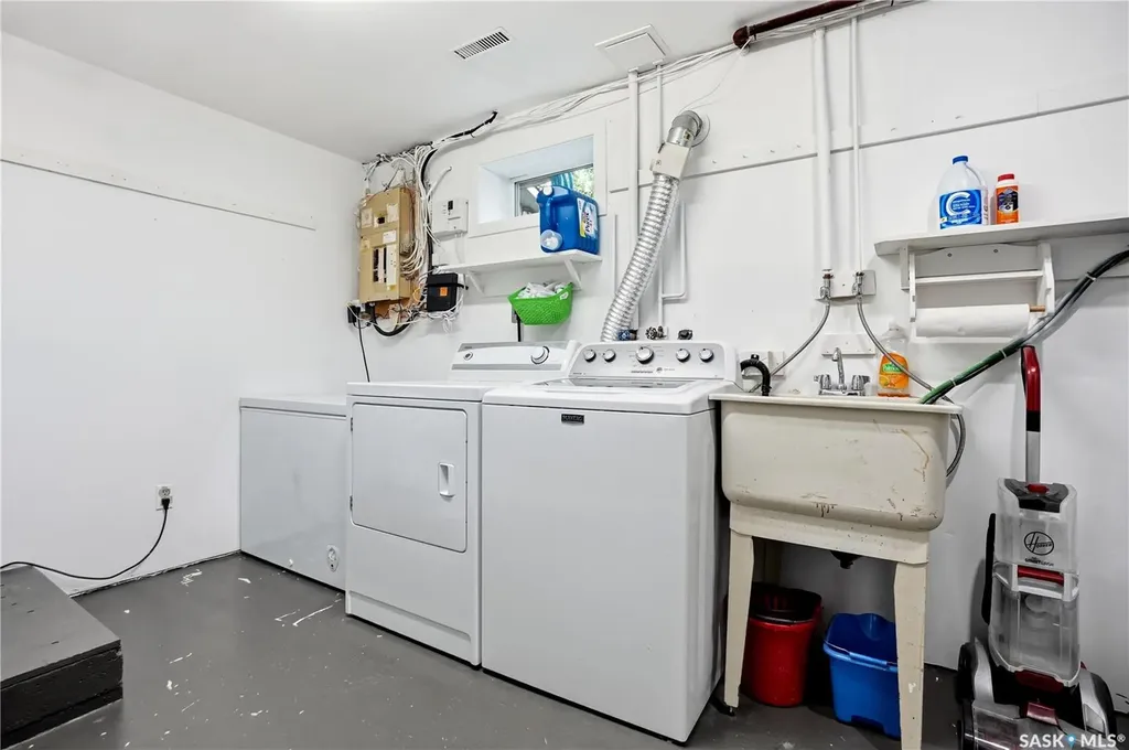 1423 Fleet Street Regina SK S4N 5R6