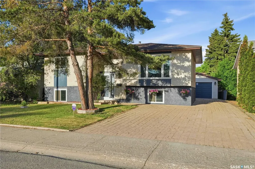 1423 Fleet Street Regina SK S4N 5R6