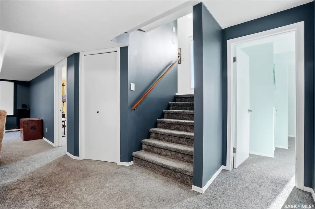 1423 Fleet Street Regina SK S4N 5R6