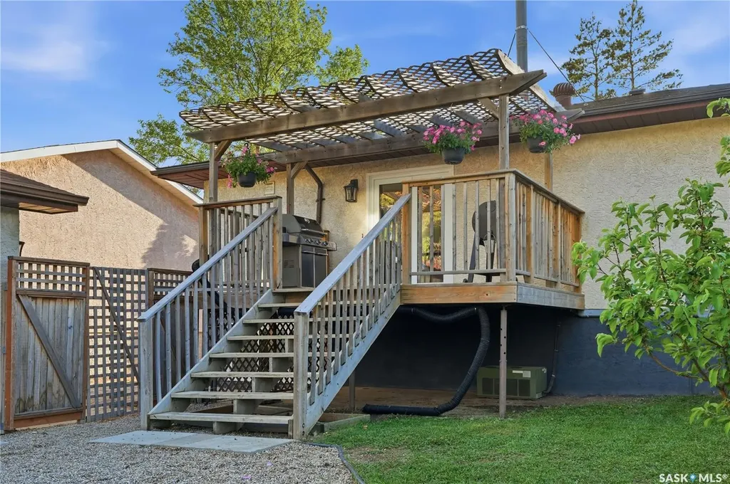 1423 Fleet Street Regina SK S4N 5R6