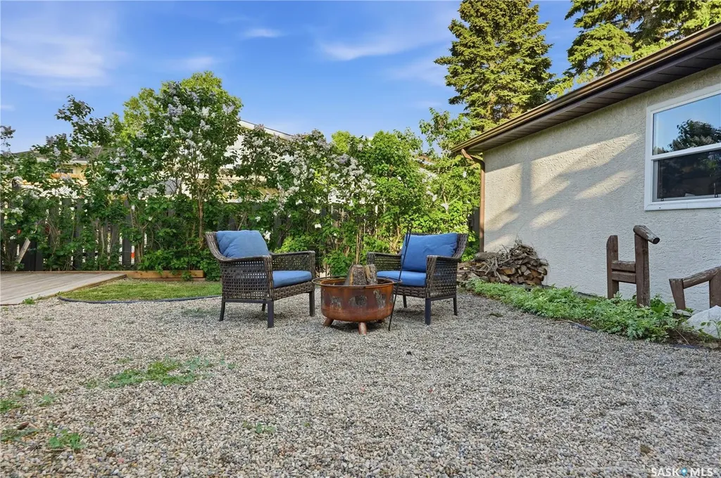 1423 Fleet Street Regina SK S4N 5R6