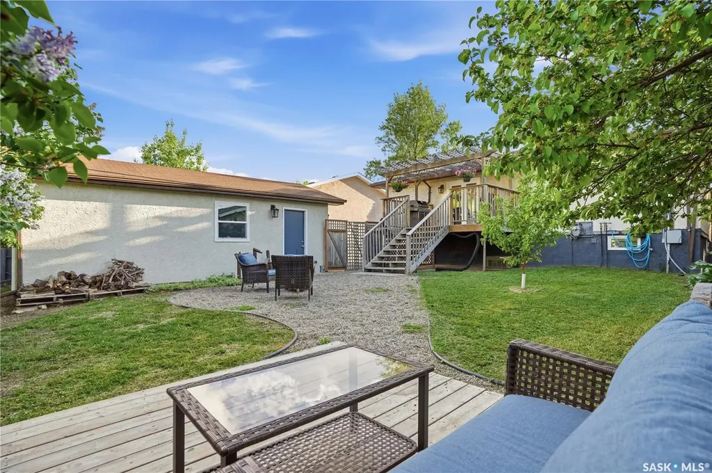 1423 Fleet Street Regina SK S4N 5R6