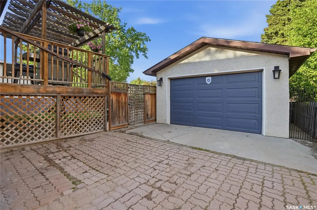 1423 Fleet Street Regina SK S4N 5R6