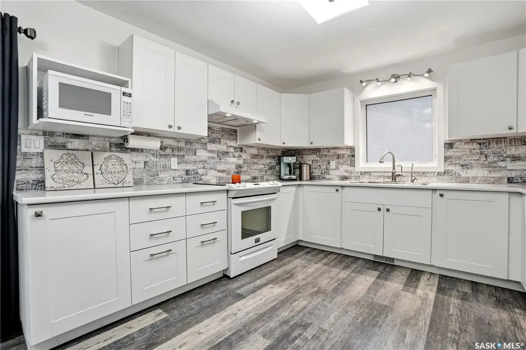 1423 Fleet Street Regina SK S4N 5R6