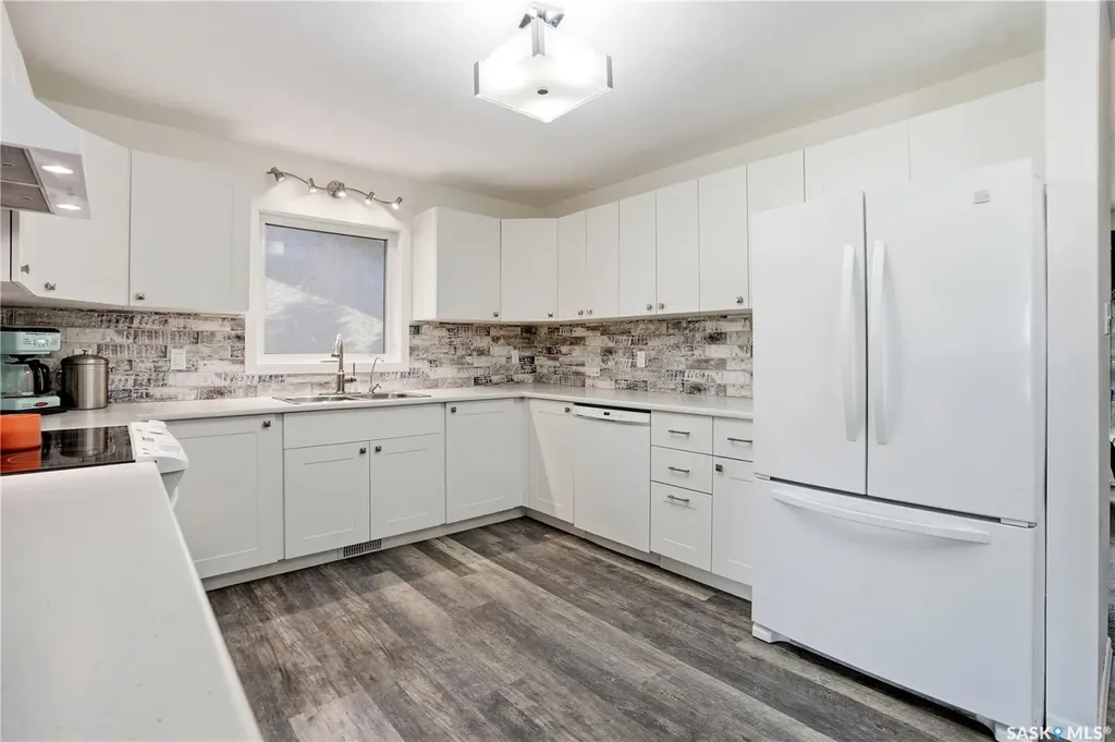 1423 Fleet Street Regina SK S4N 5R6