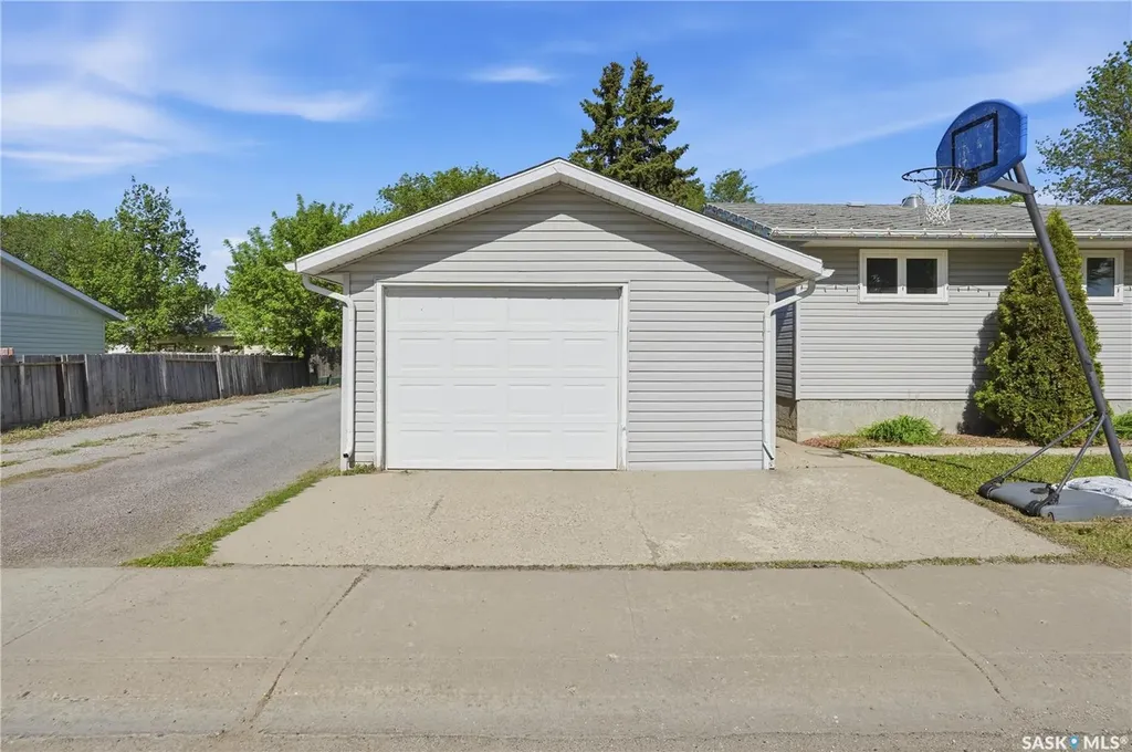 66 Nelles Street Regina SK S4X 1M4