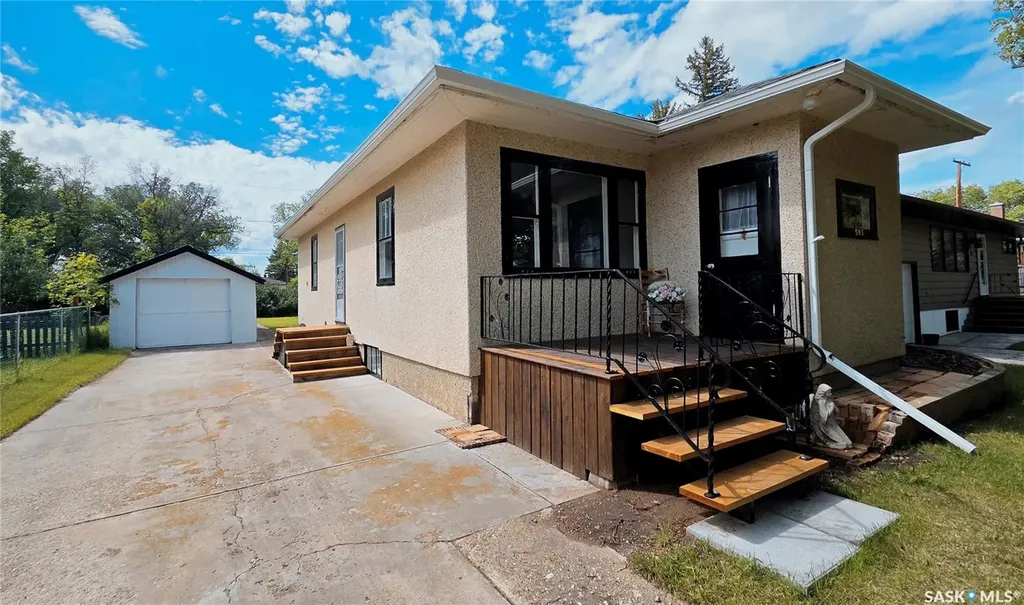 505 Maple Street Maple Creek SK S0N 1N0