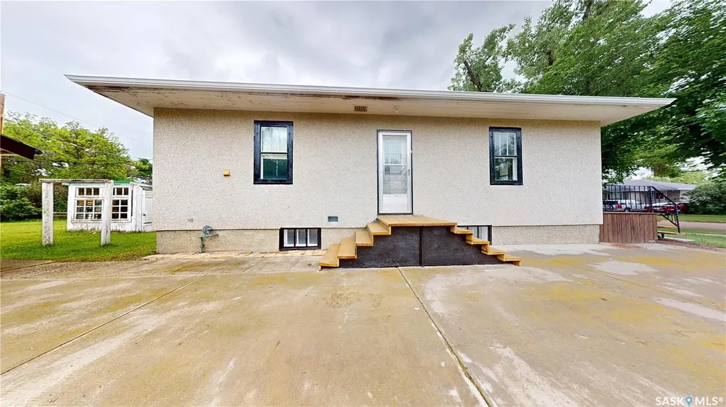 505 Maple Street Maple Creek SK S0N 1N0