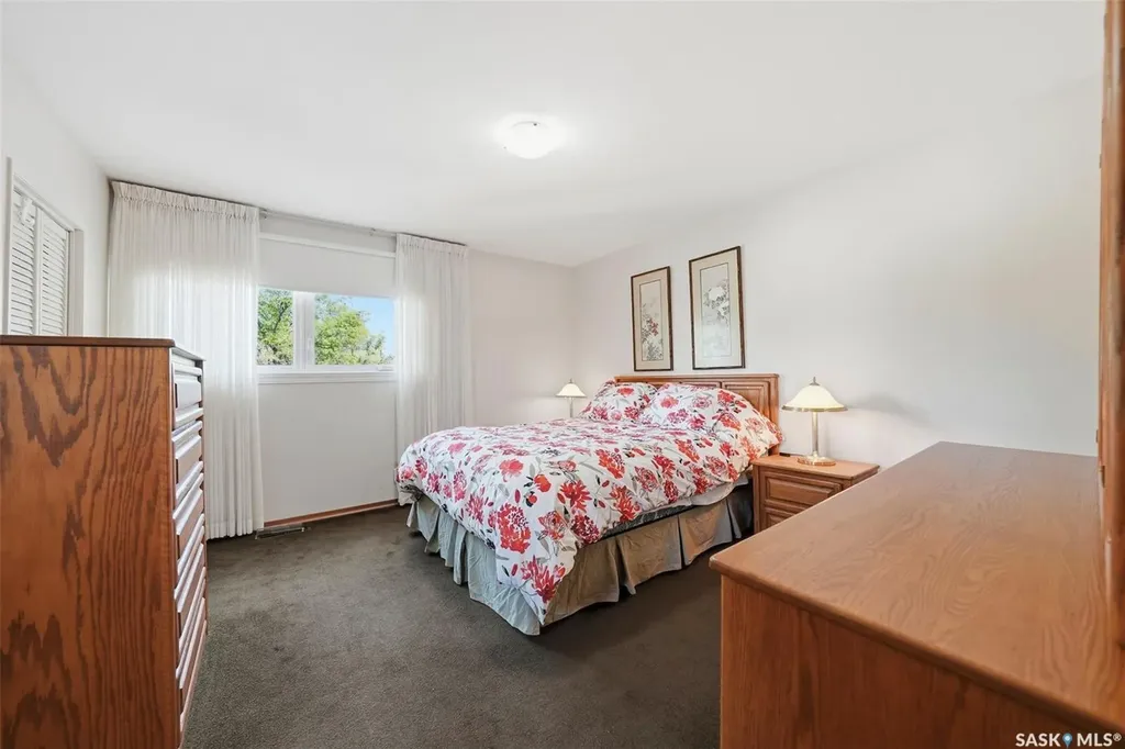 33 Sparling Crescent Saskatoon SK S7H 3M1