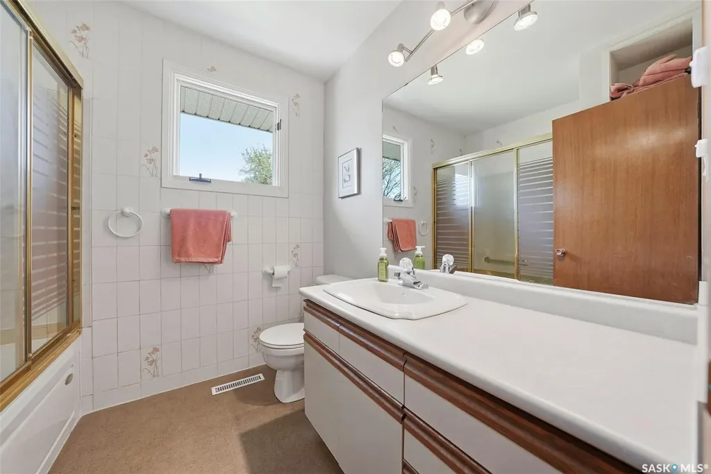 33 Sparling Crescent Saskatoon SK S7H 3M1
