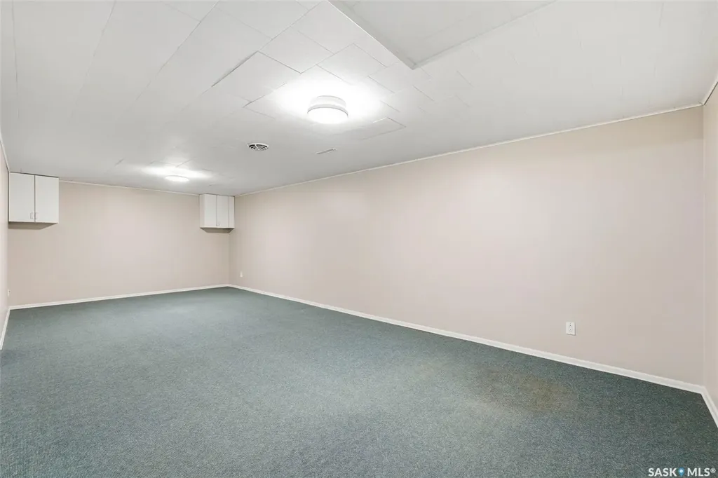 33 Sparling Crescent Saskatoon SK S7H 3M1