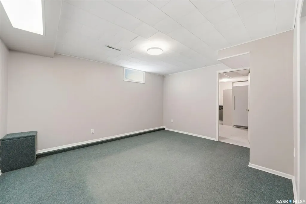 33 Sparling Crescent Saskatoon SK S7H 3M1