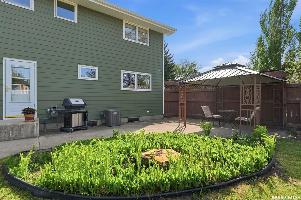 33 Sparling Crescent Saskatoon SK S7H 3M1