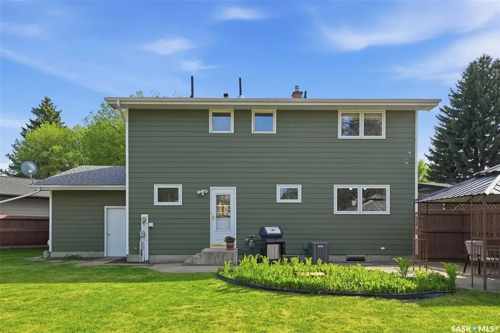 33 Sparling Crescent Saskatoon SK S7H 3M1