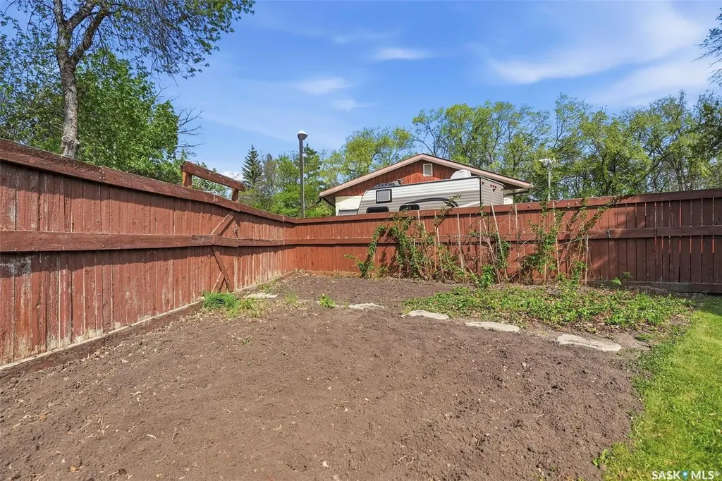 33 Sparling Crescent Saskatoon SK S7H 3M1