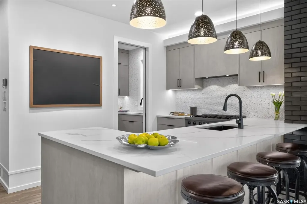 428 Woolf Bend Saskatoon SK S7W 1E5