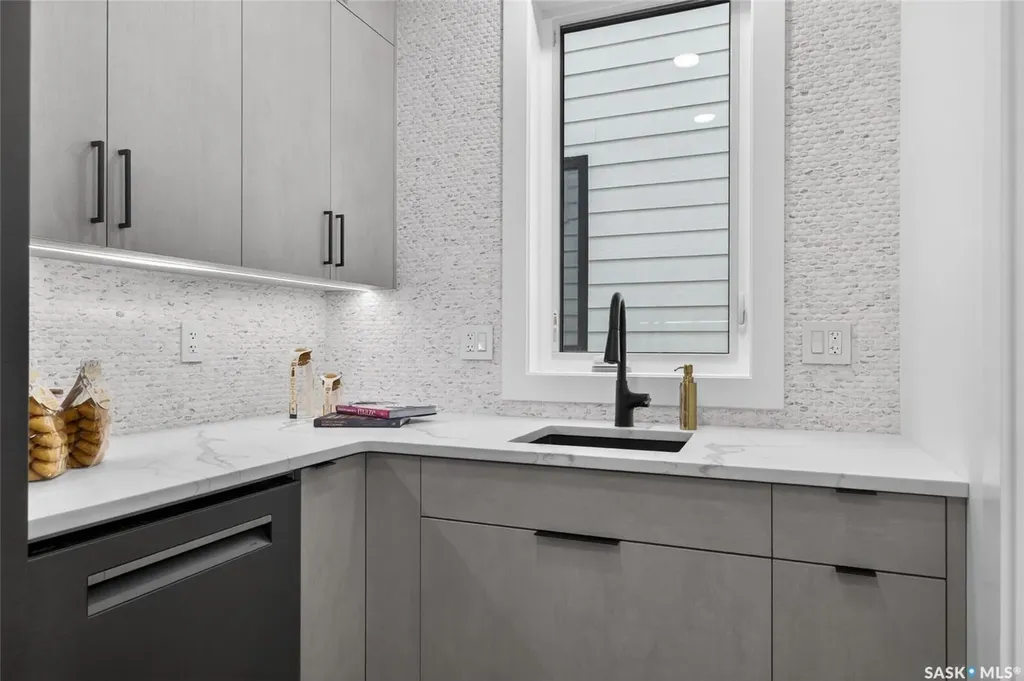428 Woolf Bend Saskatoon SK S7W 1E5