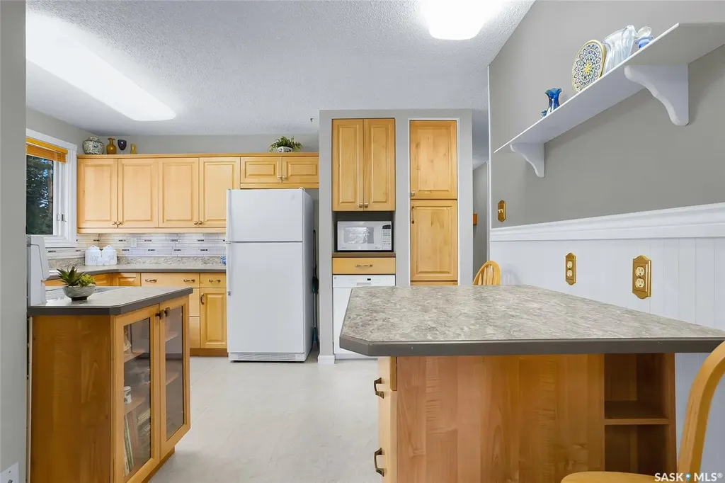 814 Arlington Avenue Saskatoon SK S7H 2X4