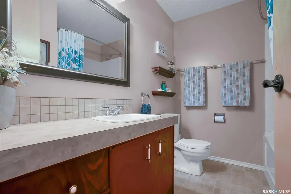 814 Arlington Avenue Saskatoon SK S7H 2X4