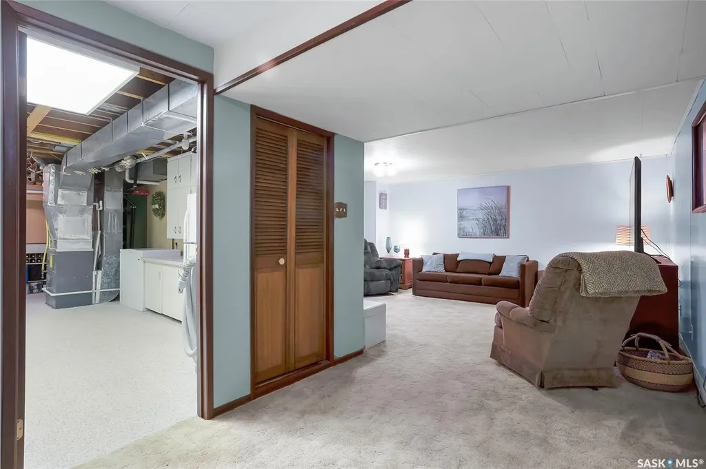 814 Arlington Avenue Saskatoon SK S7H 2X4