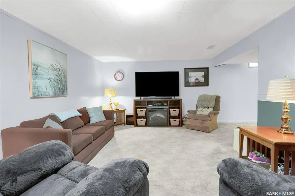 814 Arlington Avenue Saskatoon SK S7H 2X4