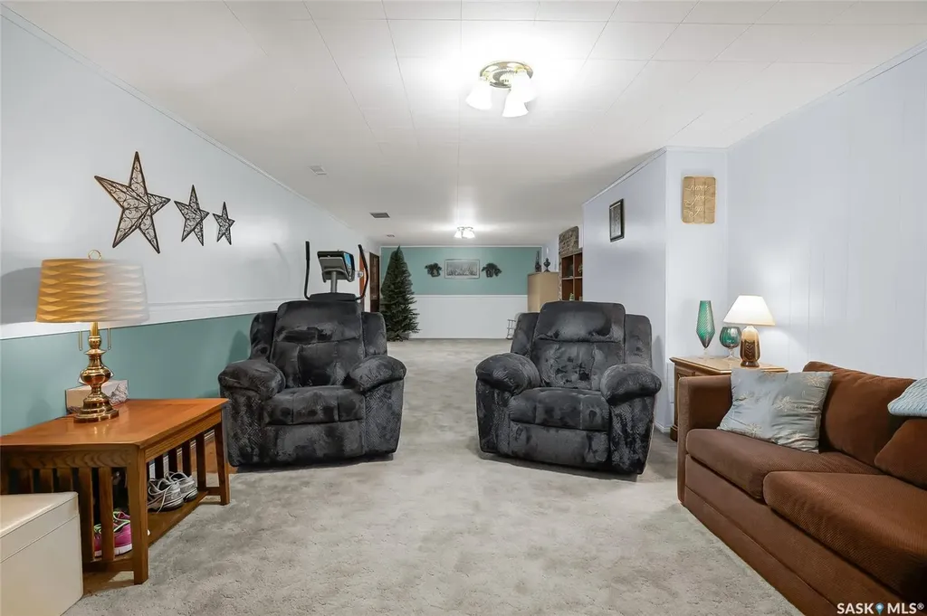 814 Arlington Avenue Saskatoon SK S7H 2X4
