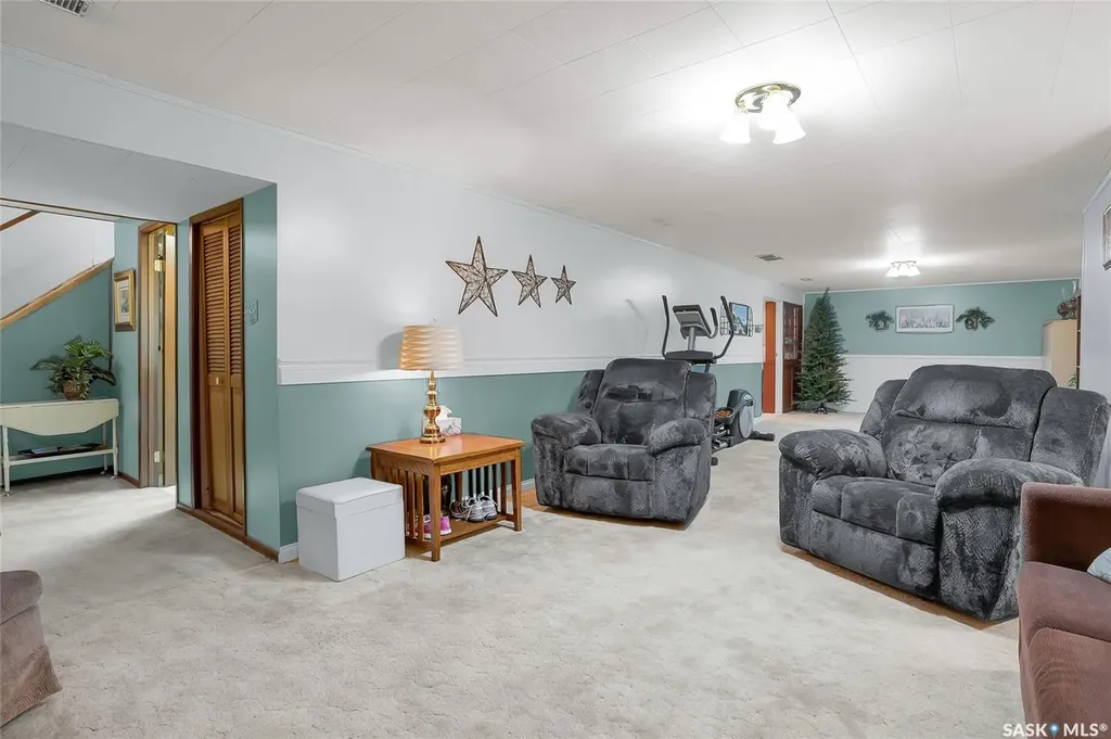 814 Arlington Avenue Saskatoon SK S7H 2X4