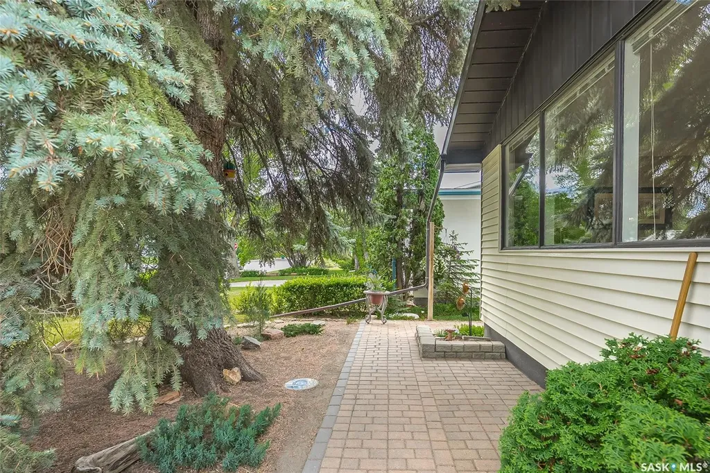 814 Arlington Avenue Saskatoon SK S7H 2X4