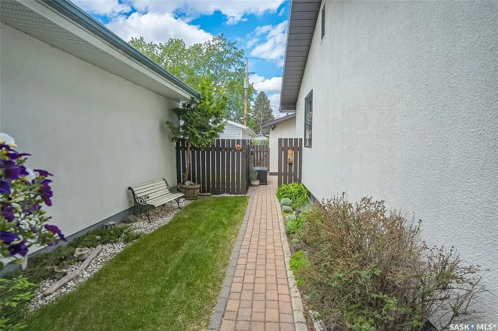814 Arlington Avenue Saskatoon SK S7H 2X4