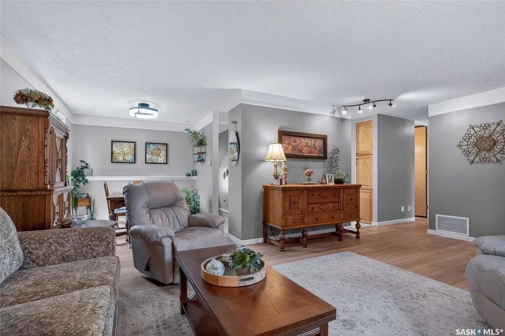 814 Arlington Avenue Saskatoon SK S7H 2X4