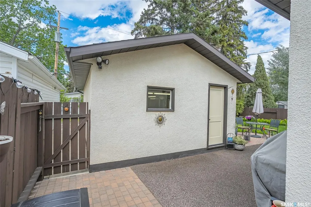814 Arlington Avenue Saskatoon SK S7H 2X4