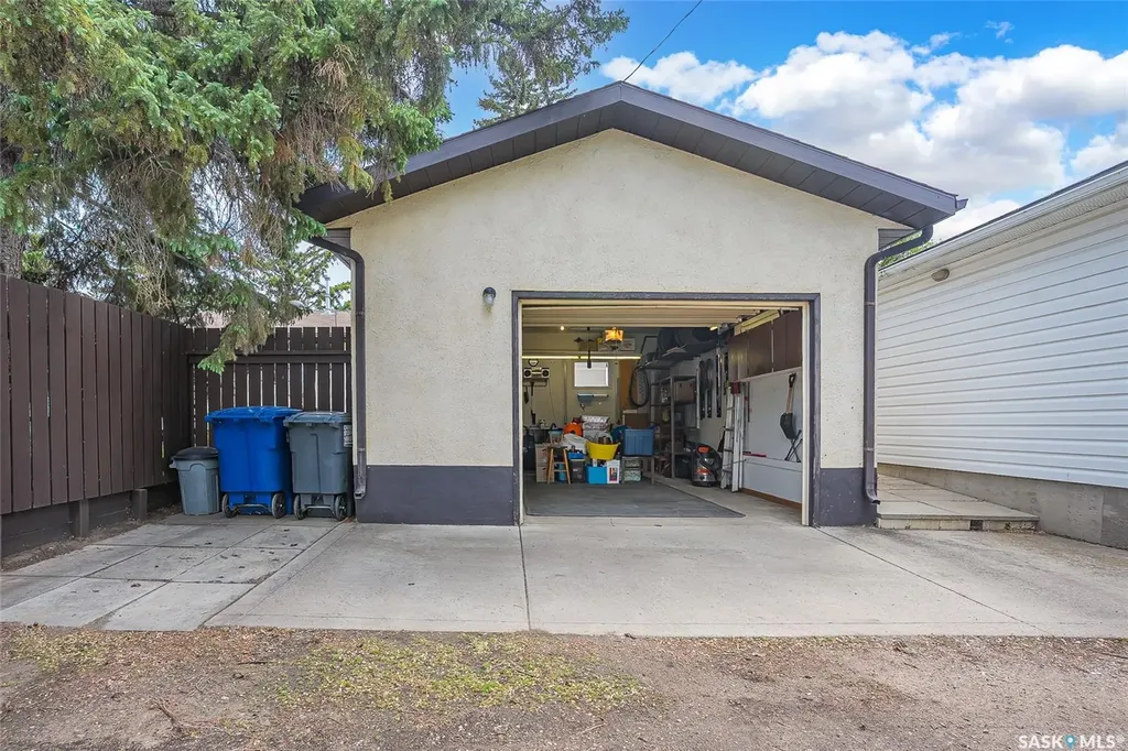 814 Arlington Avenue Saskatoon SK S7H 2X4