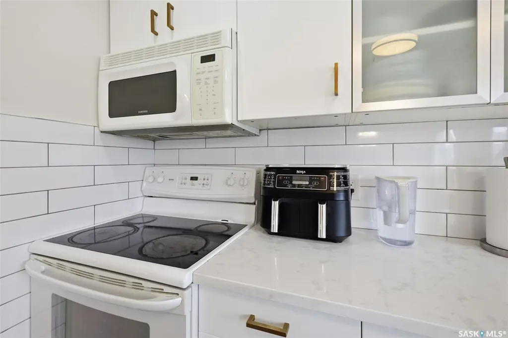 422 Blakeney Crescent Saskatoon SK S7L 7N5
