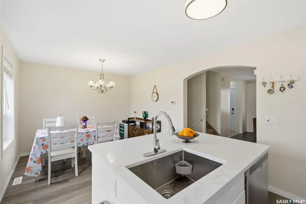 422 Blakeney Crescent Saskatoon SK S7L 7N5