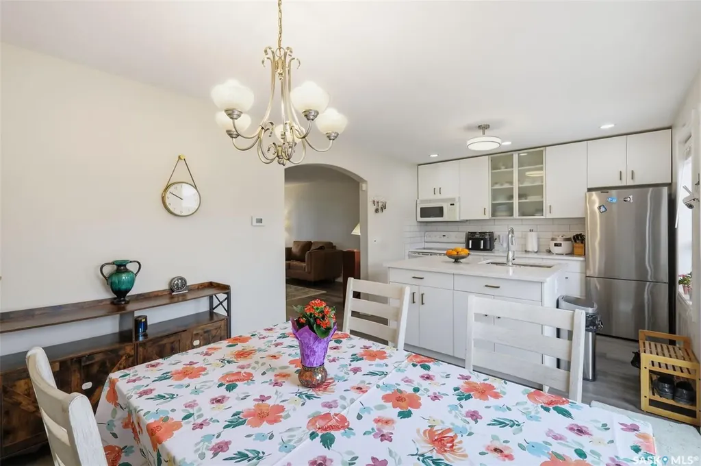 422 Blakeney Crescent Saskatoon SK S7L 7N5