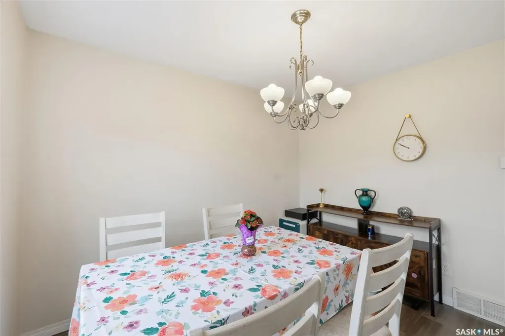 422 Blakeney Crescent Saskatoon SK S7L 7N5
