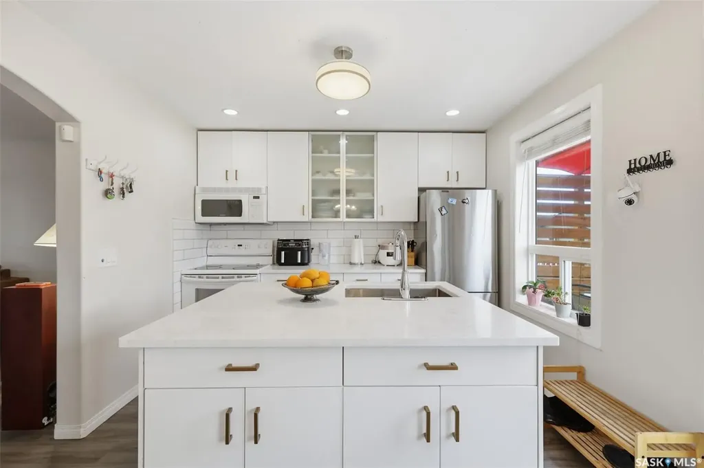 422 Blakeney Crescent Saskatoon SK S7L 7N5
