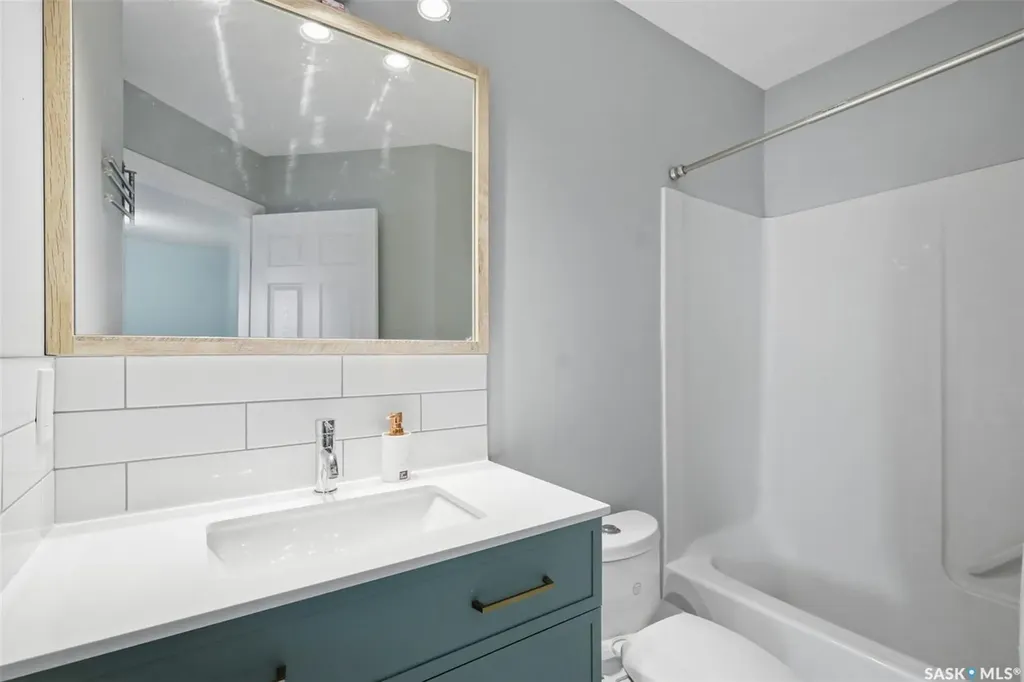 422 Blakeney Crescent Saskatoon SK S7L 7N5