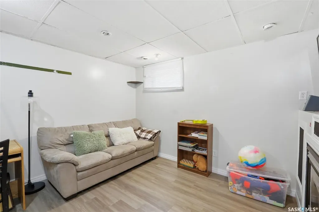 422 Blakeney Crescent Saskatoon SK S7L 7N5
