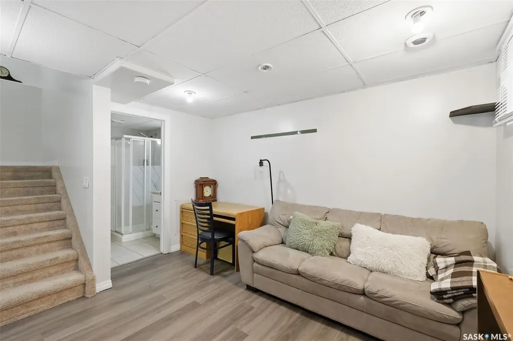422 Blakeney Crescent Saskatoon SK S7L 7N5
