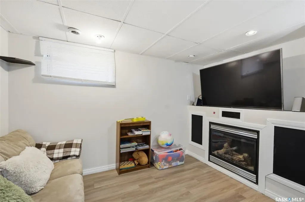 422 Blakeney Crescent Saskatoon SK S7L 7N5