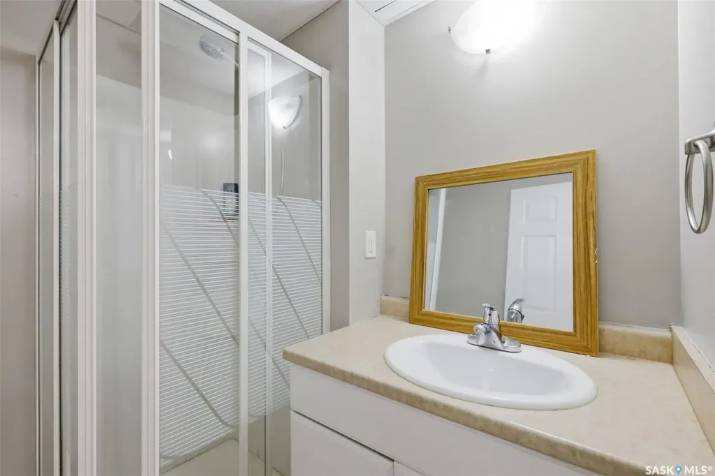 422 Blakeney Crescent Saskatoon SK S7L 7N5